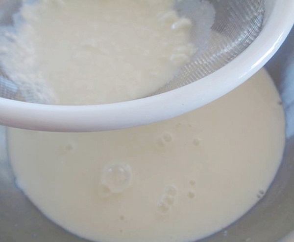 Lọc hỗn hợp sữa chua để đảm bảo độ mịn sánh