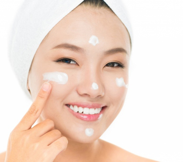 Dùng kem dưỡng da là một trong những bí quyết chăm sóc da mặt sau sinh tại nhà