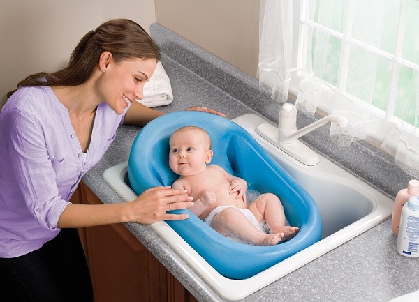 Làm sạch chậu tắm cho trẻ sơ sinh như thế nào