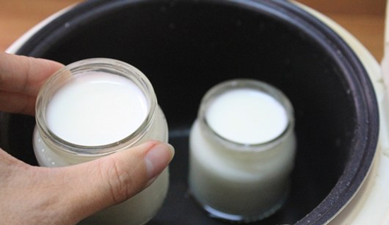 Cách làm sữa chua bằng nồi cơm điện theo kiểu "đem con bỏ chợ"