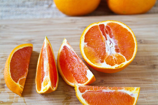 Các mẹ sau sinh nên ăn nhiều cam để bổ xung vitamin C