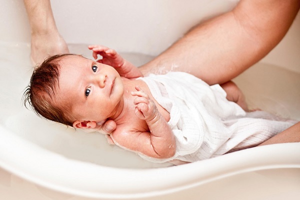 Hướng dẫn cách tắm cho trẻ sơ sinh khi chưa rụng rốn