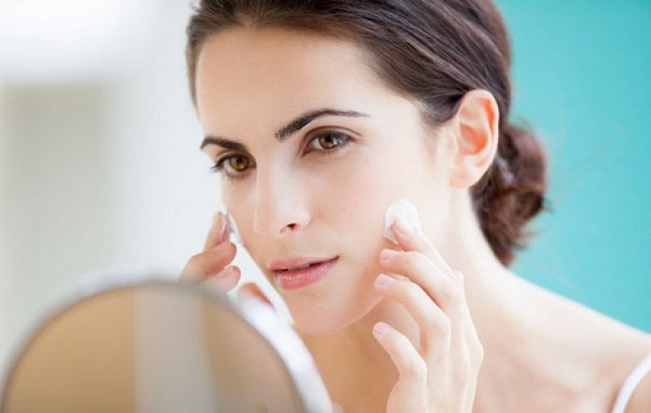 Những cách tốt nhất để chăm sóc da mặt phụ nữ sau khi sinh gồm dùng kem chống nắng hiệu quả
