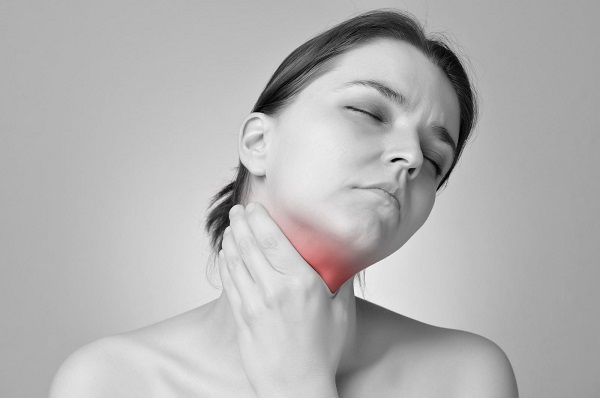 Nguyên nhân ho và đa rát cổ họng sau sinh thường là do nhiễm khuẩn