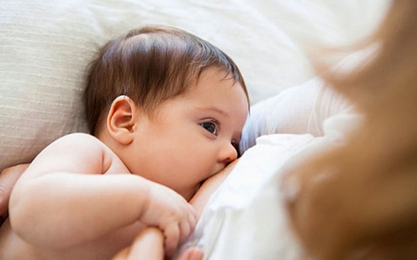 Sữa mẹ thay đổi nhanh chóng tùy theo nhu cầu bú của trẻ