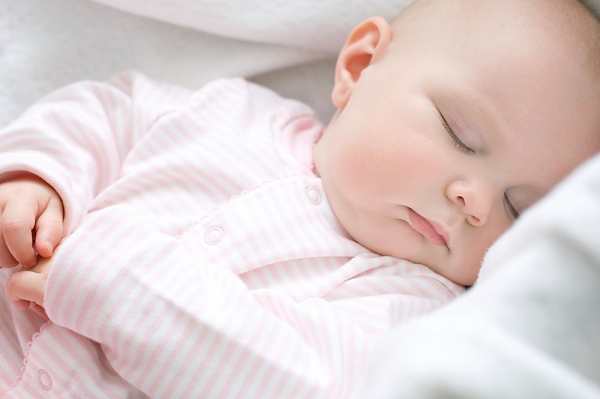 Phải làm gì khi trẻ sơ sinh bị giật mình khi ngủ