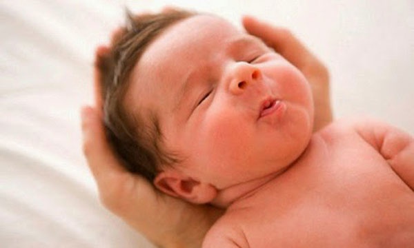 Chăm sóc trẻ trong 24 giờ đầu sau sinh - Trẻ ợ hơi, nấc cục