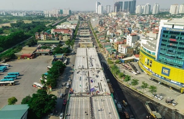 Dự án cầu cạn Mai Dịch - Nam Thăng Long đang triển khai lắp hoàn thiện dầm