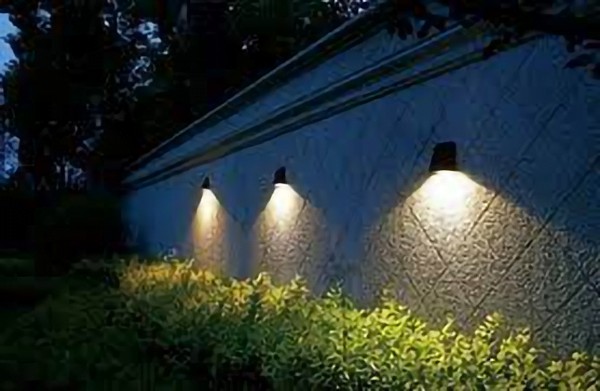luzes de jardim montadas na parede